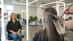 Graue Haare abdecken oder natürlich tragen: so findest du deinen Weg ohne Farbfehler